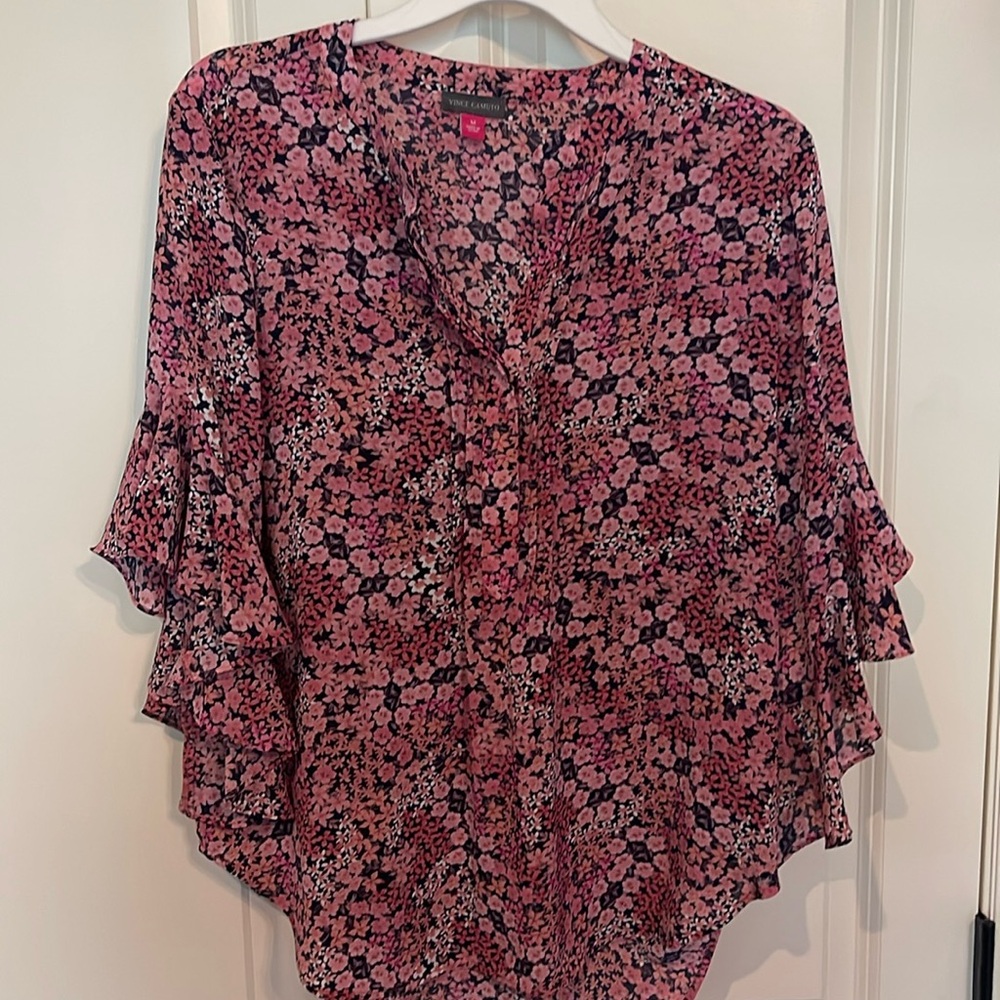 Beautiful pink Vince Camuto floral blouse Size M
